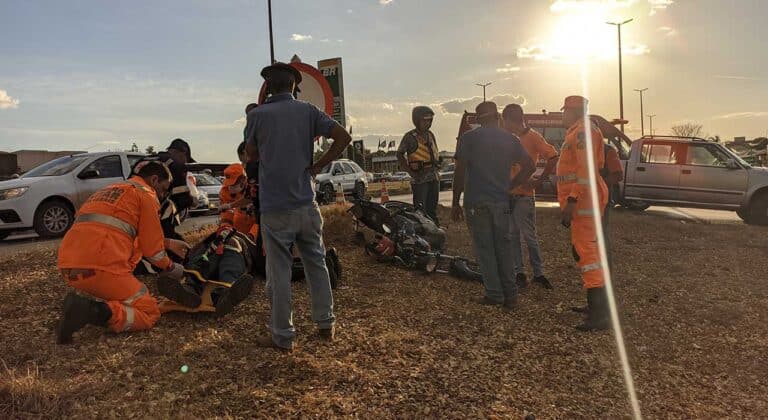 Motociclista fica ferido em acidente no acesso da marginal na BR-040 próximo ao Posto Jojo, em João Pinheiro