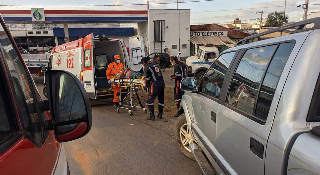 Motociclista fica ferido em acidente no acesso da marginal na BR-040 próximo ao Posto Jojo, em João Pinheiro