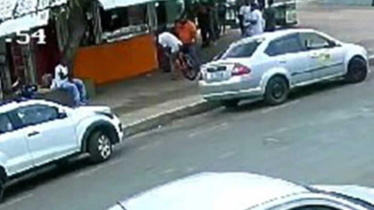 Revoltado, marido acerta golpe certeiro em homem que estaria assediando sua esposa em João Pinheiro