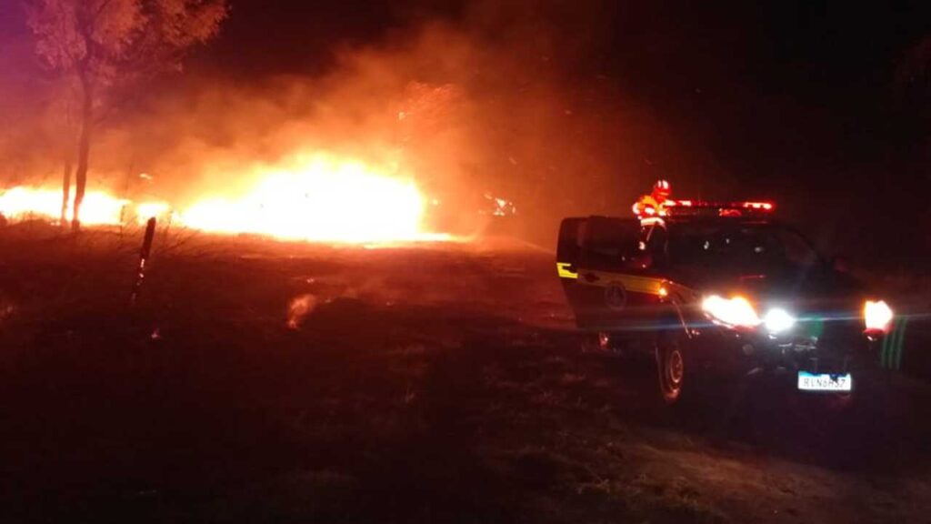 Bombeiros combatem incêndio na BR-040 durante vendaval que atingiu João Pinheiro