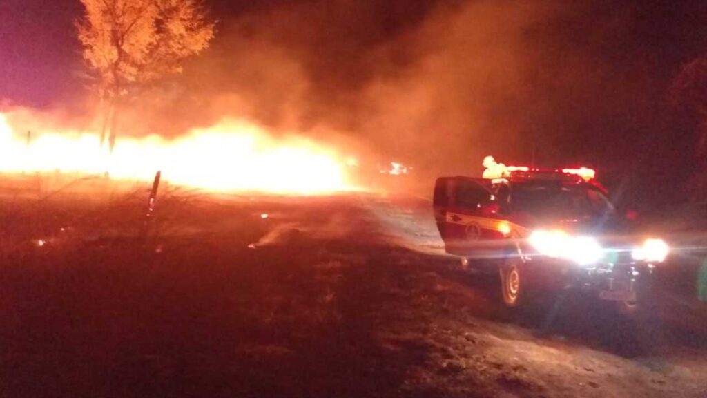 Bombeiros combatem incêndio na BR-040 durante vendaval que atingiu João Pinheiro