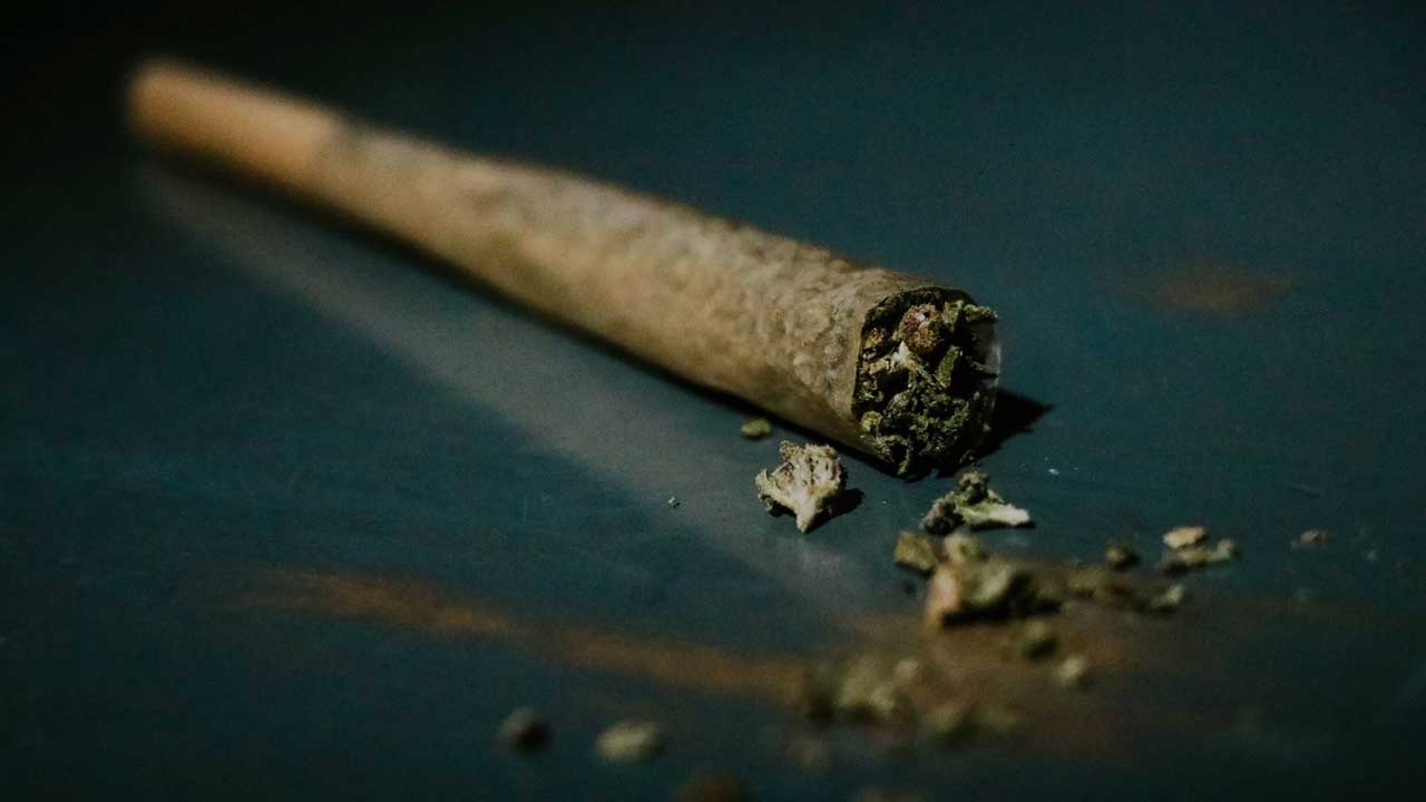 PM flagra jovem fumando maconha na rua em Luizlândia do Oeste (JK) e o conduz por posse de drogas
