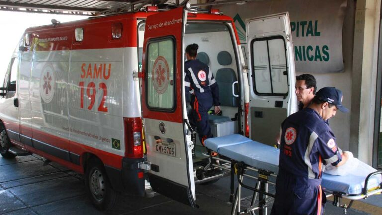 Mulher é espancada após flagrar namorado tendo relações sexuais com outro homem