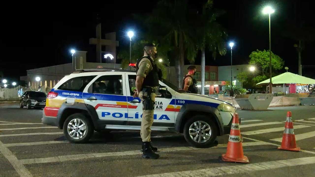 Polícia aborda três usuários de maconha no Centro de João Pinheiro; droga foi apreendia e jovens foram liberados