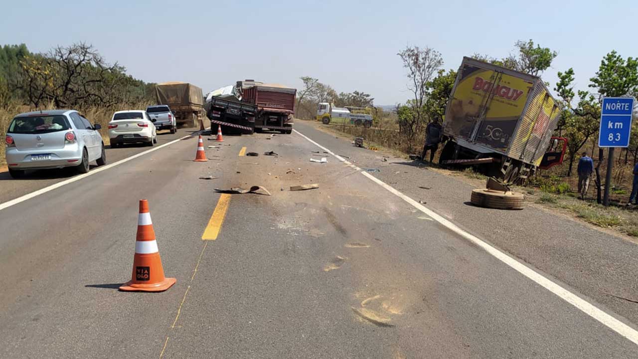 Grave acidente envolvendo três veículos pesados deixa vítima presa nas ferragens na BR-040, em Paracatu