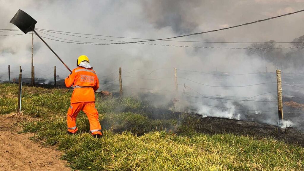 Bombeiros e voluntários controlam incêndio de grandes proporções na Fazenda Farroupilha, em João Pinheiro