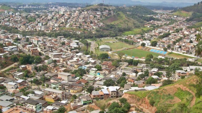 Casal é preso em motel após briga por escolha de parceiro para ménage em MG; homem queria amiga e mulher travesti