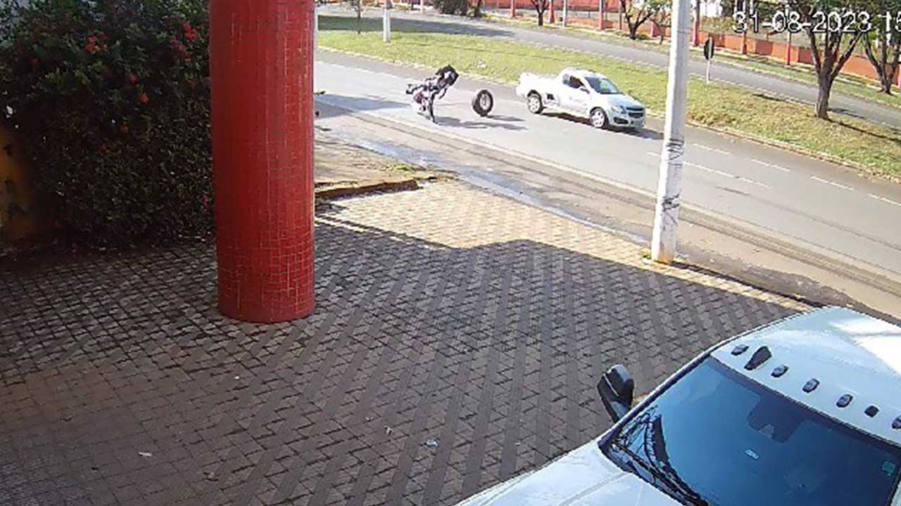 Câmeras registram momento em que motociclista é atingido por roda desgovernada em Patos de Minas