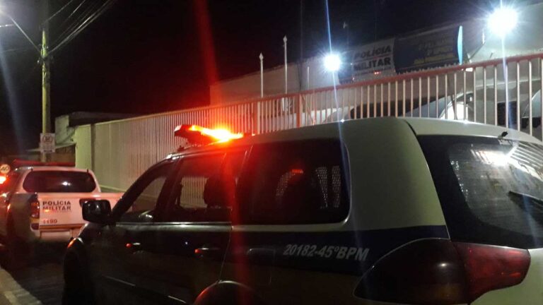 Por ciúmes, jovem ameaça namorado com uma faca e danifica veículo no Água Limpa, em João Pinheiro