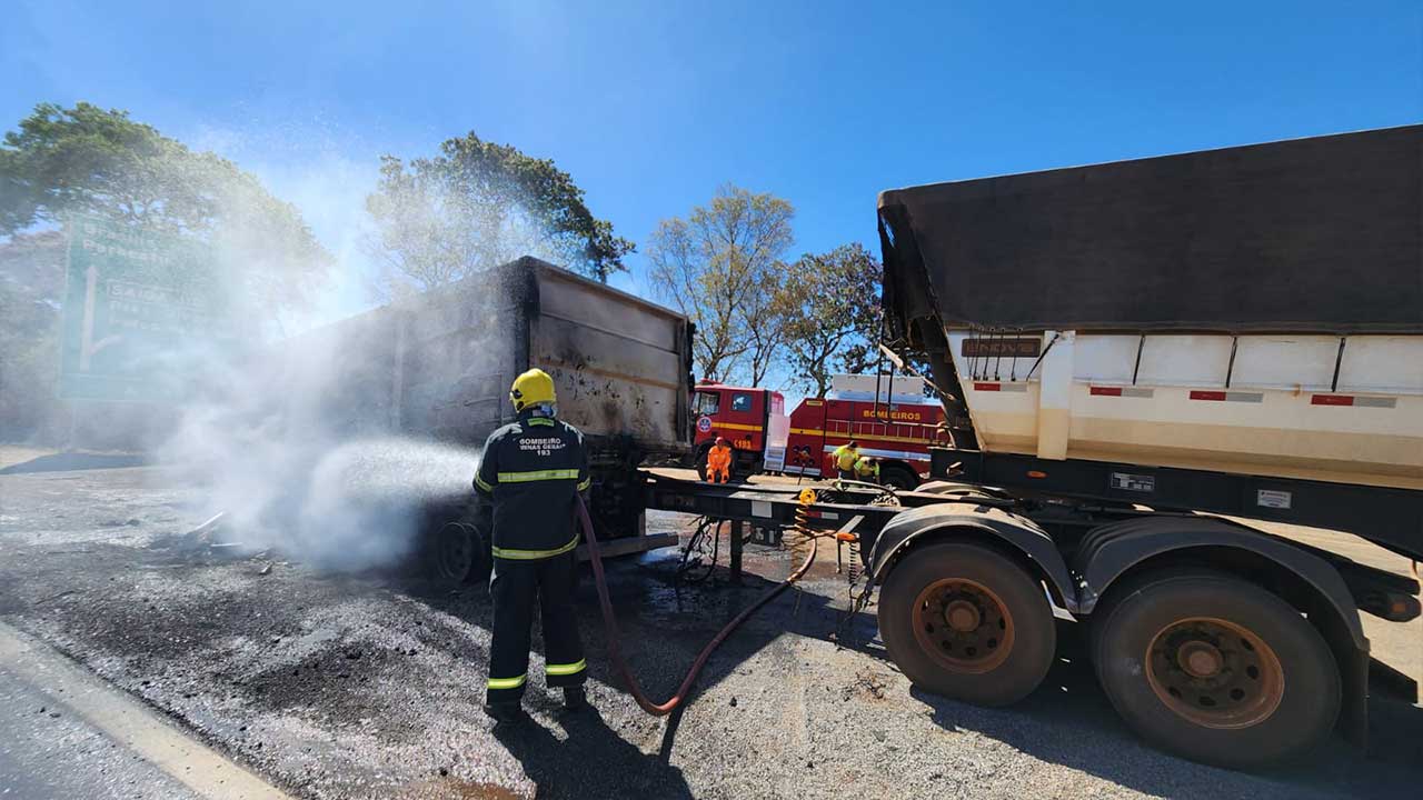 Carreta bitrem carregada com feijão pega fogo na BR-040 em João Pinheiro