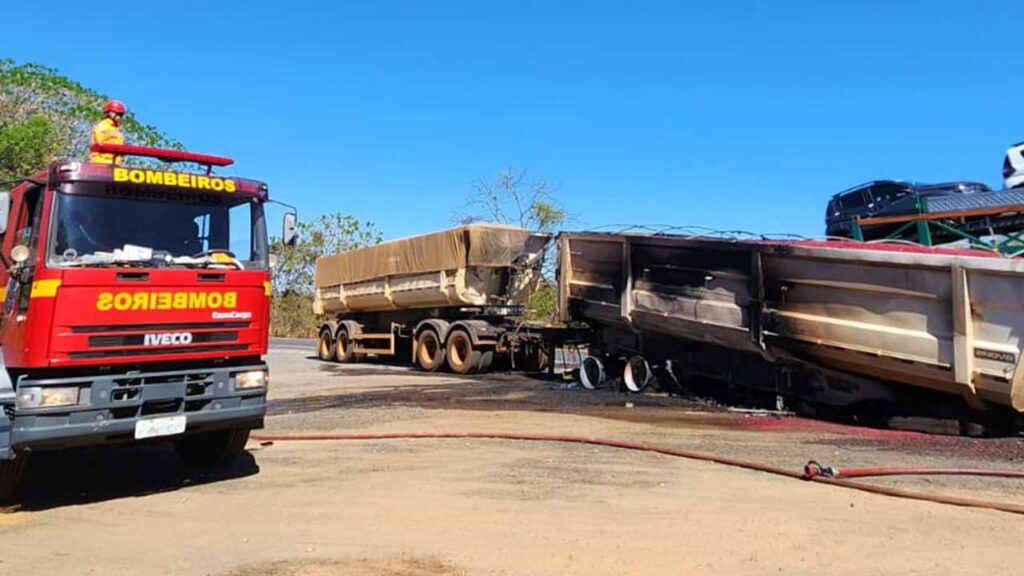 Carreta bitrem carregada com feijão pega fogo na BR-040 em João Pinheiro