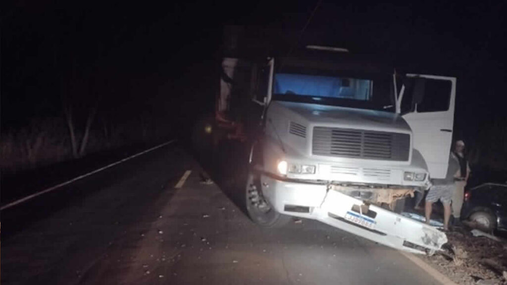 Motorista para caminhão na contramão para ajudar colega e causa acidente grave na MG-181, em João Pinheiro