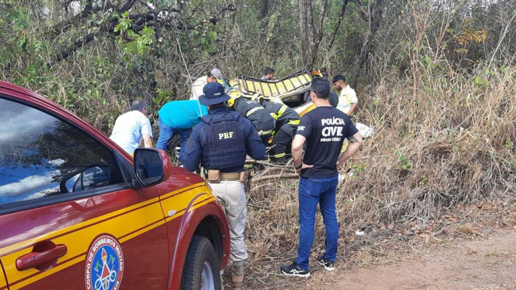 Motorista morre após veículo sair da pista, capotar e colidir violentamente com árvore na BR 040, em João Pinheiro
