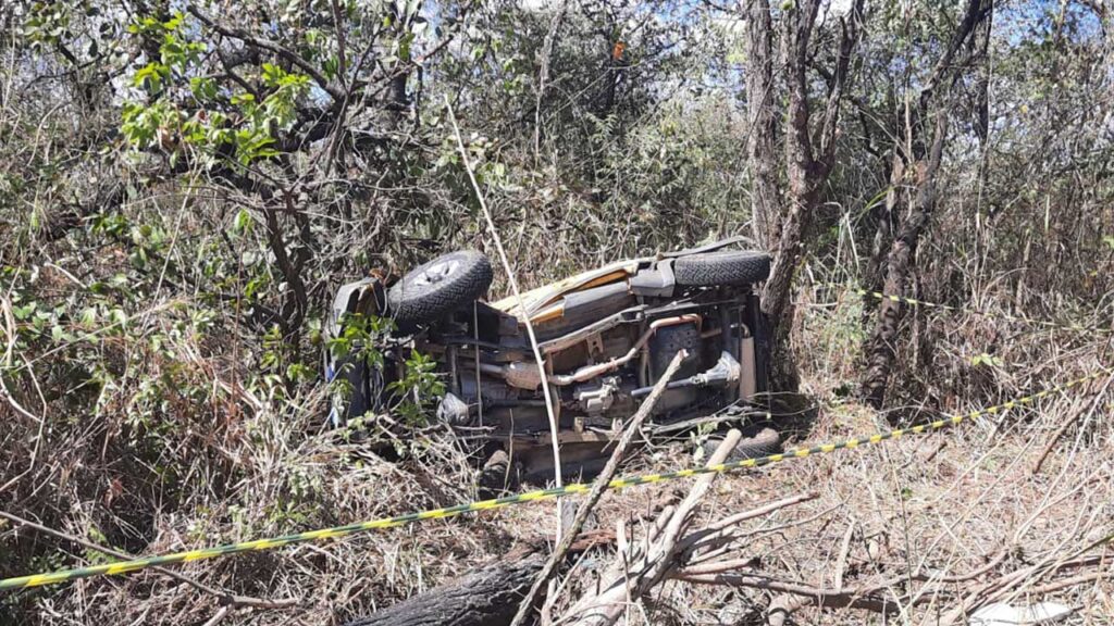 Motorista morre após veículo sair da pista, capotar e colidir violentamente com árvore na BR 040, em João Pinheiro