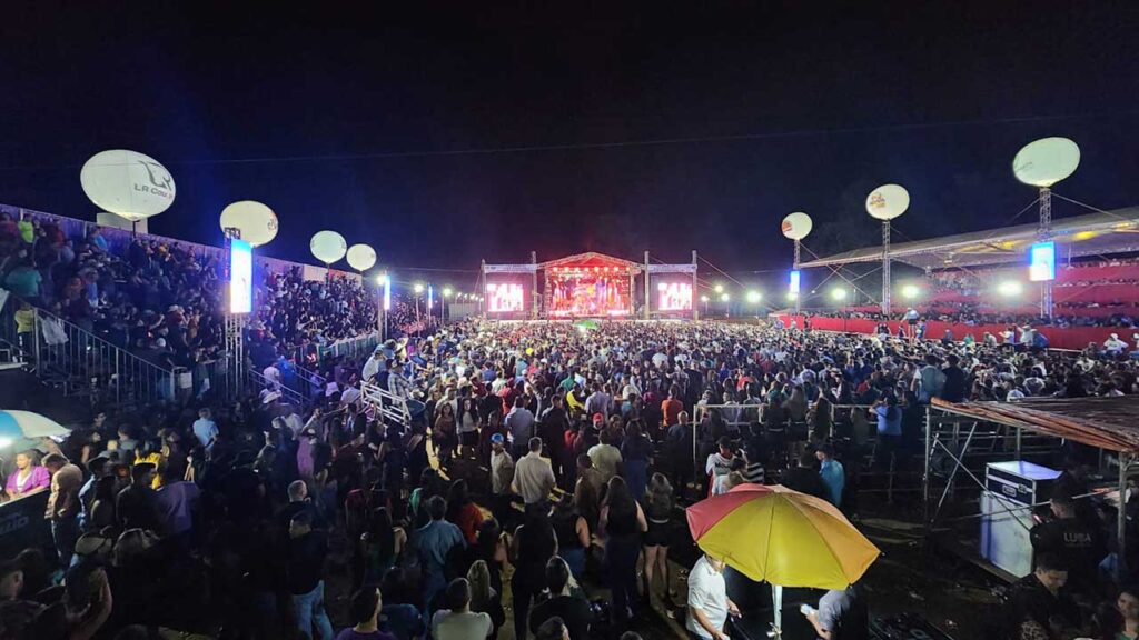 Festa da cidade supera expectativas e atrai milhares de pessoas para show de Leonardo