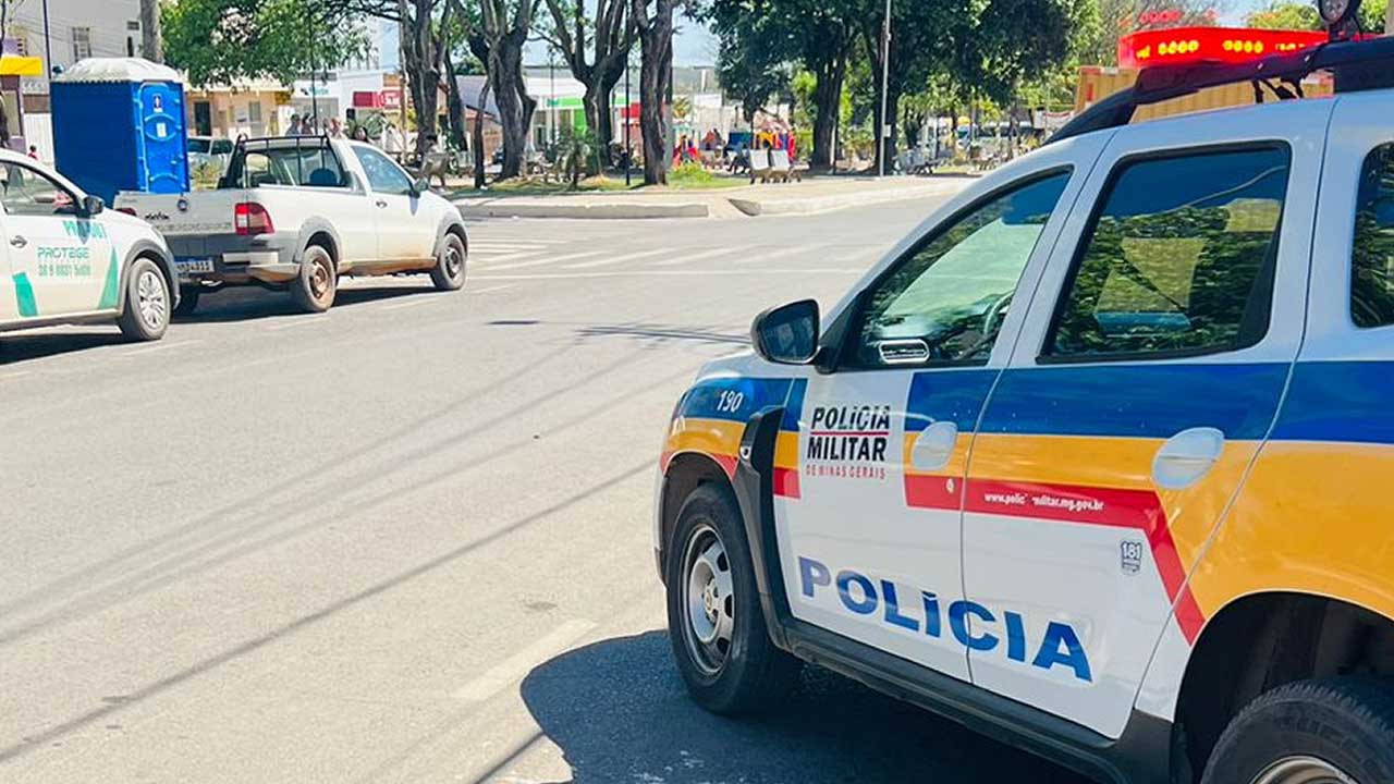 Blitz da Polícia Militar resulta em 06 multas e uma motocicleta removida no Centro de João Pinheiro