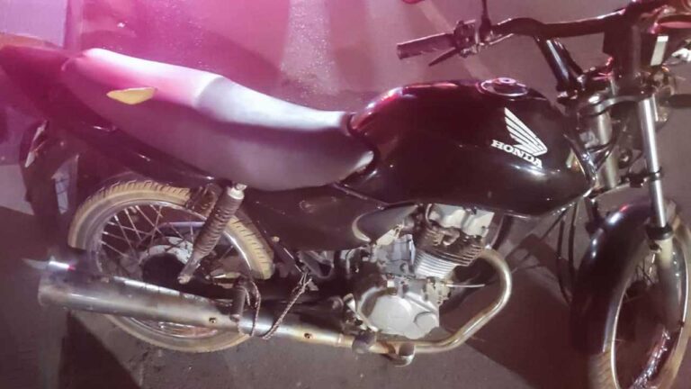 Ladrão é flagrado empurrando motocicleta furtada e acaba preso pela Polícia Militar no Centro de João Pinheiro