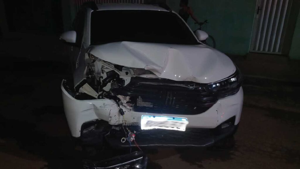 Motorista embriagado bate em veículo estacionado, tenta fugir e acaba preso pela Polícia em João Pinheiro