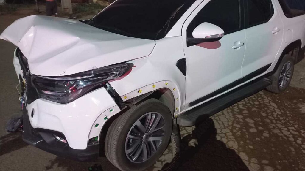 Motorista embriagado bate em veículo estacionado, tenta fugir e acaba preso pela Polícia em João Pinheiro