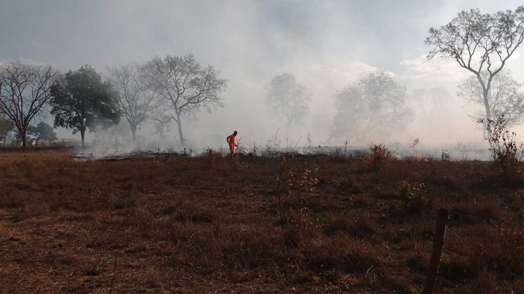 Corpo de Bombeiros combate intenso incêndio na região de Ruralminas, em João Pinheiro