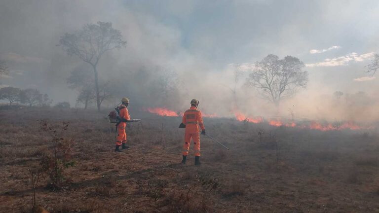 Corpo de Bombeiros combate intenso incêndio na região de Ruralminas, em João Pinheiro