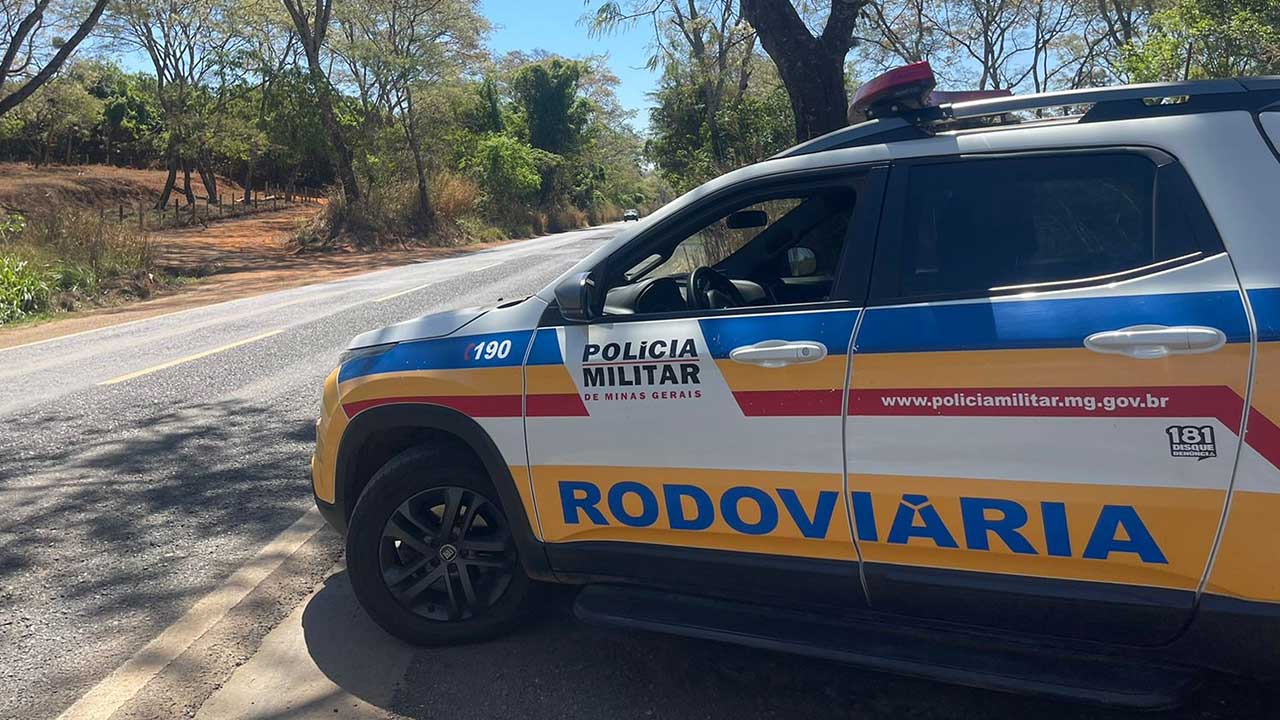 Motorista sem habilitação é preso dirigindo embriagado na MG-181, em João Pinheiro