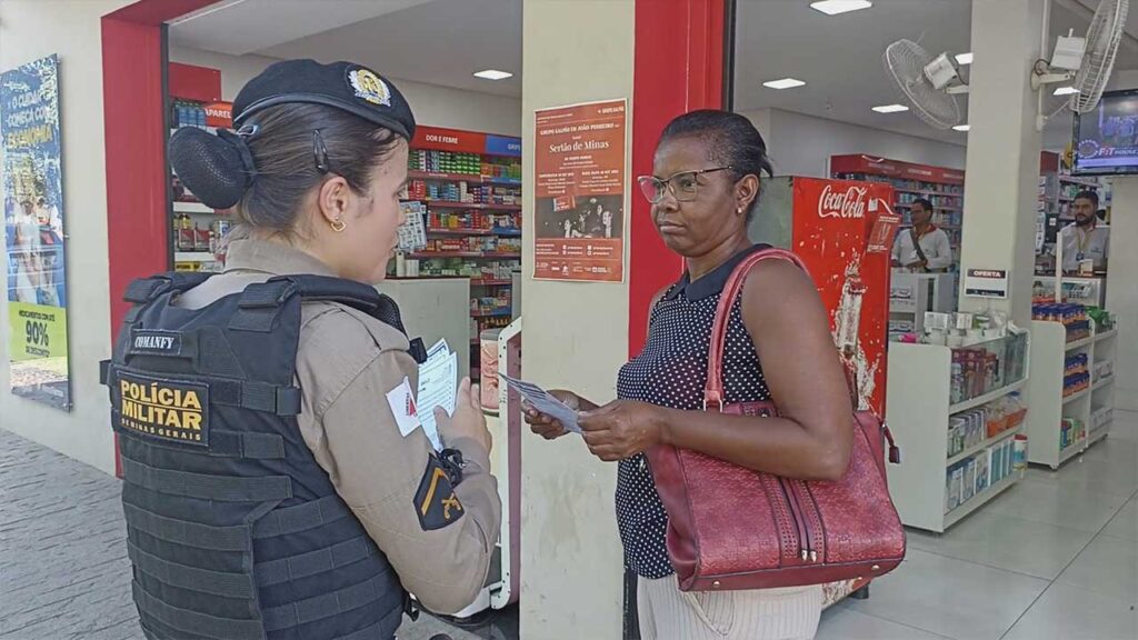 Polícia Militar realiza ação no Centro de João Pinheiro visando a prevenção à violência doméstica contra a mulher