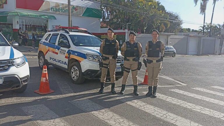 Polícia Militar realiza ação no Centro de João Pinheiro visando a prevenção à violência doméstica contra a mulher