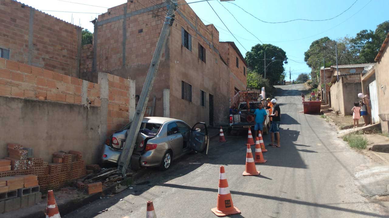 Motorista bate contra poste de energia no Água Limpa, em João Pinheiro; Corpo de Bombeiros foi acionado