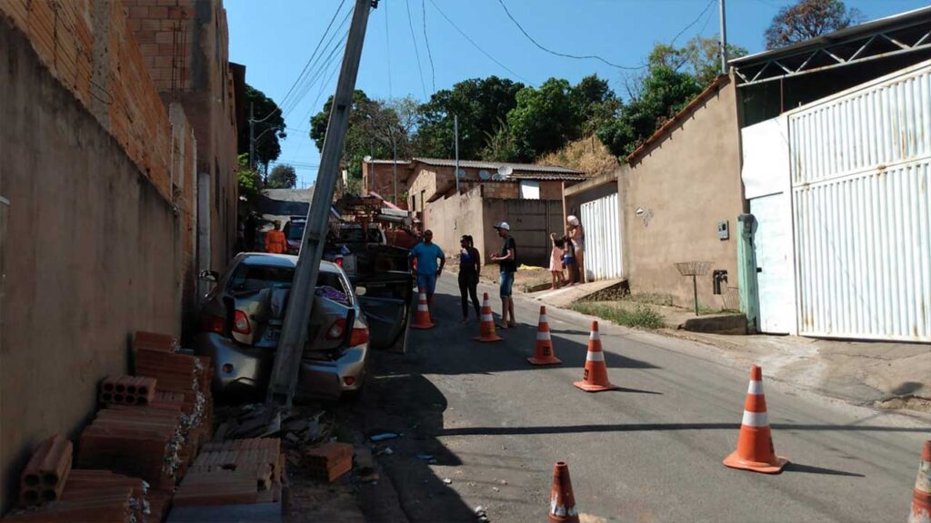 Motorista bate contra poste de energia no Água Limpa, em João Pinheiro; Corpo de Bombeiros foi acionado