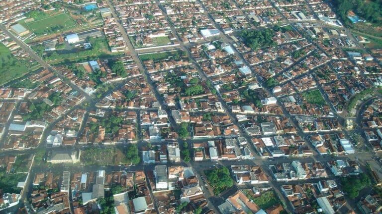 Mulher que traiu namorada e apanhou dela e do marido da amante vai receber indenização de R$ 5 mil em Minas Gerais