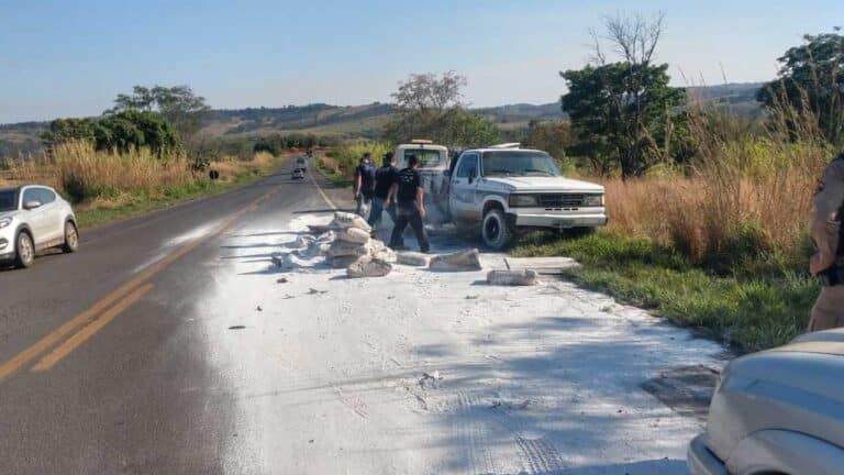 Caminhonete carregada com gesso tomba em rodovia entre Patos de Minas e Presidente Olegário
