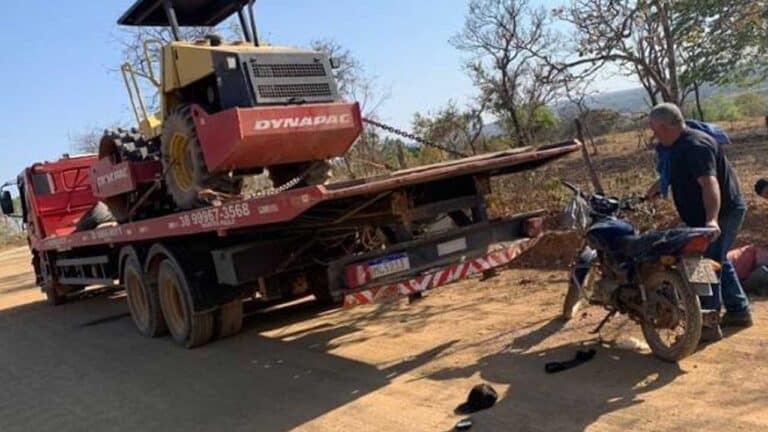 Motociclista fica gravemente ferido após bater na traseira de caminhão prancha em João Pinheiro