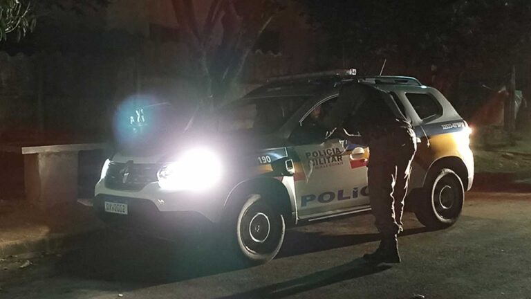 Homem é esfaqueado no pescoço pela companheira após agredi-la no bairro Cais, em João Pinheiro
