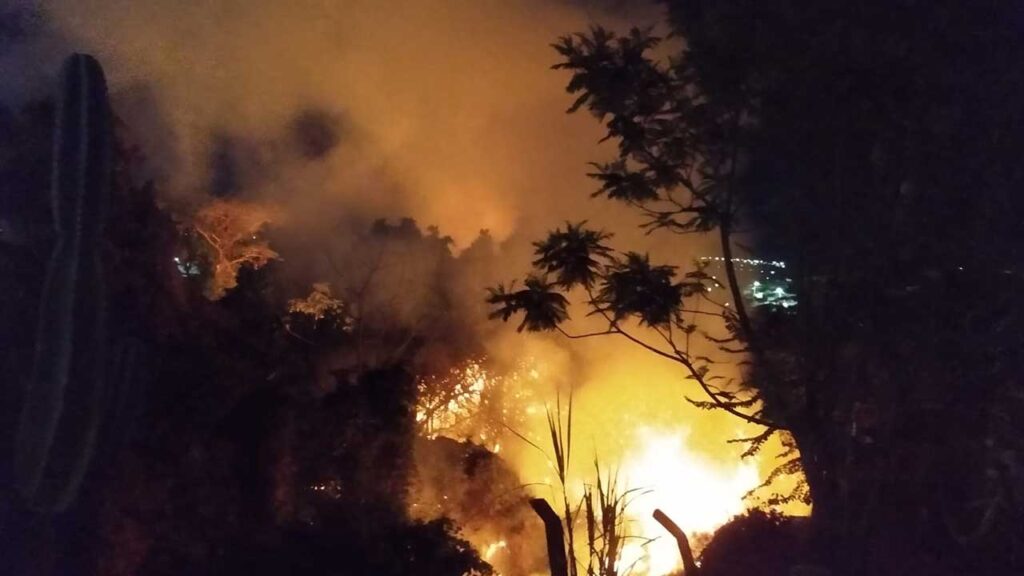 Corpo de Bombeiros combate incêndio em lote que ameaçava residências no Água Limpa em João Pinheiro