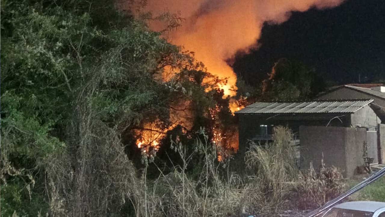 Corpo de Bombeiros combate incêndio em lote que ameaçava residências no Água Limpa em João Pinheiro