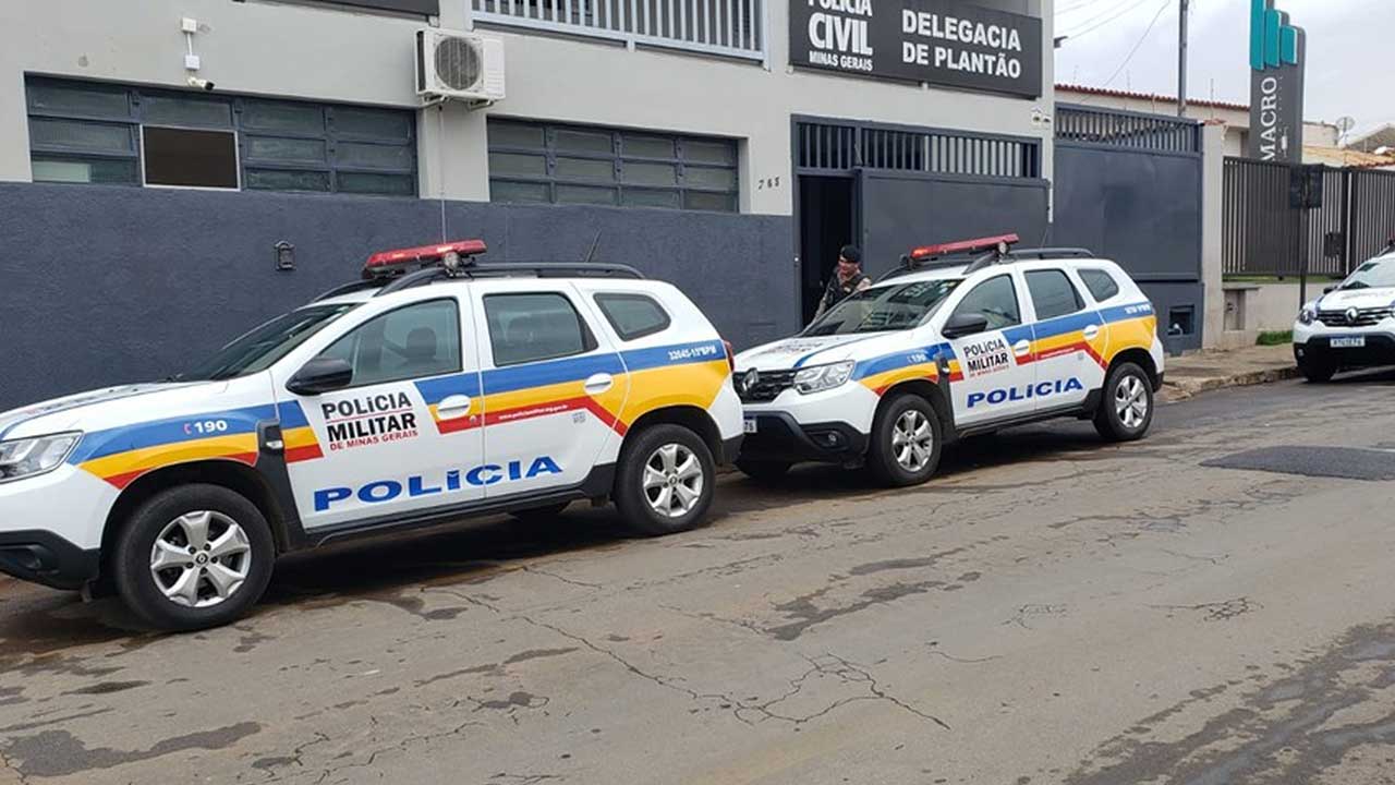 Polícia Militar flagra veículo fazendo transporte clandestino com alunos até no porta-malas em Patos de Minas