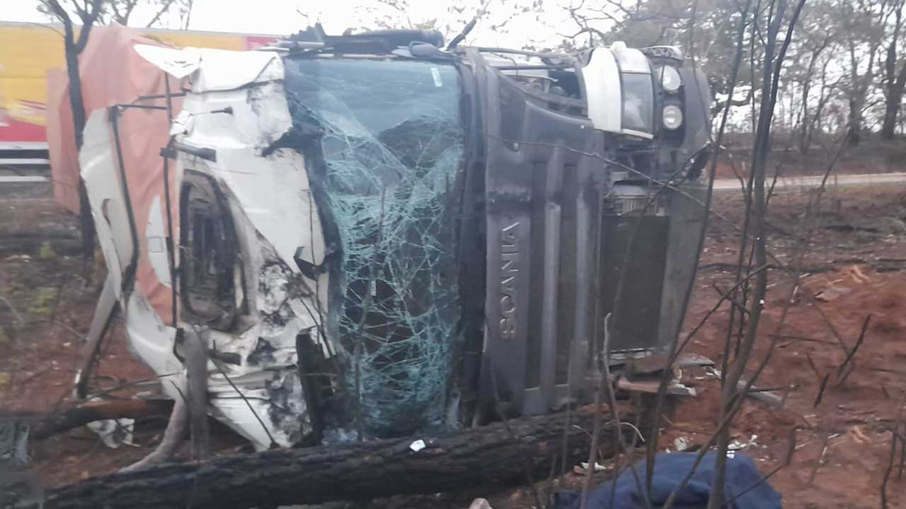 Motorista perde controle durante chuva e tomba carreta na MG-410, em Presidente Olegário