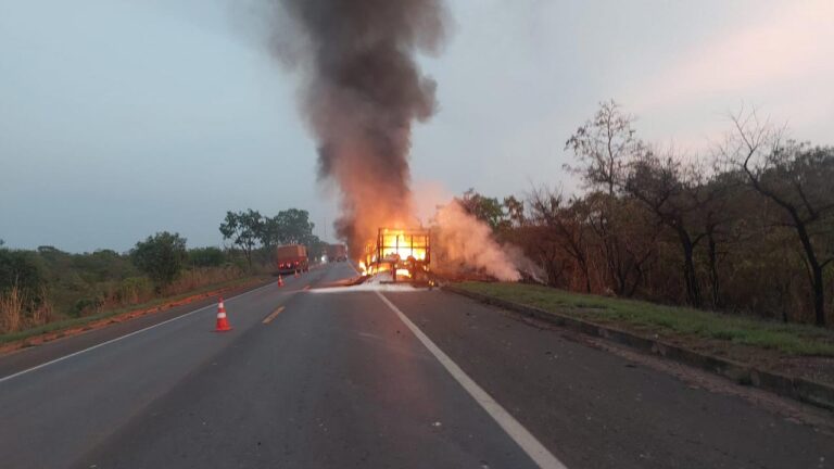 Carreta pega fogo e casal se salva por pouco na BR-040, em Paracatu