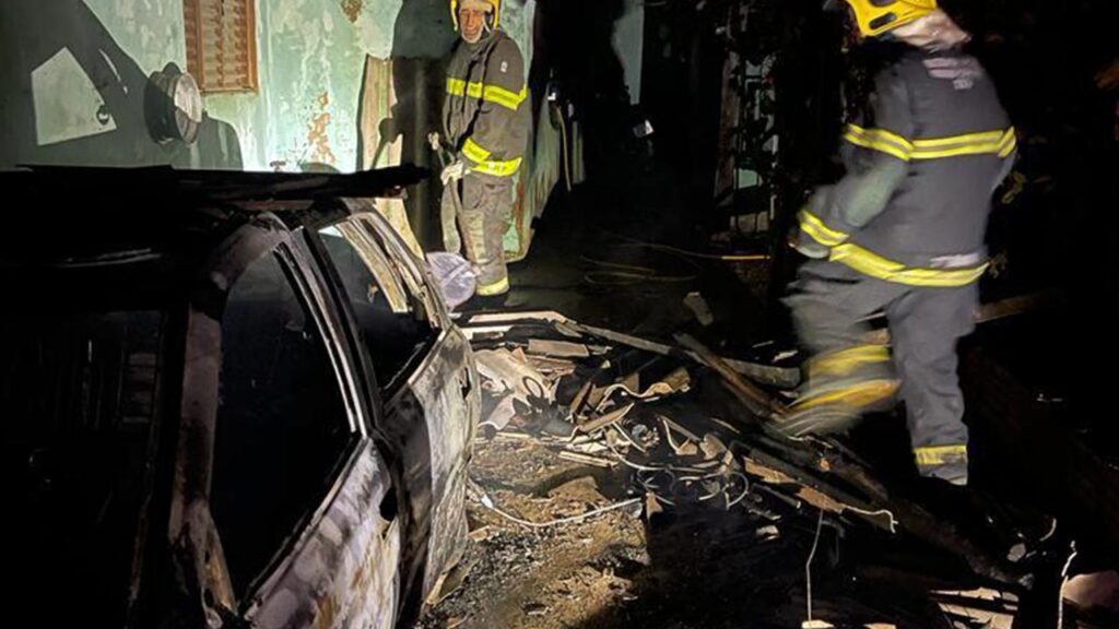 Curto em som automotivo causa incêndio em veículo na cidade de João Pinheiro; proprietário ficou ferido