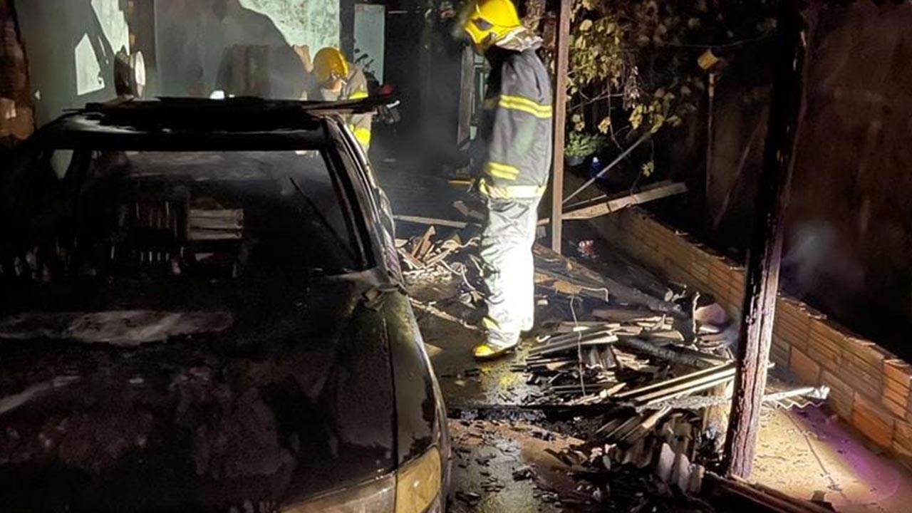 Curto em som automotivo causa incêndio em veículo na cidade de João Pinheiro; proprietário ficou ferido