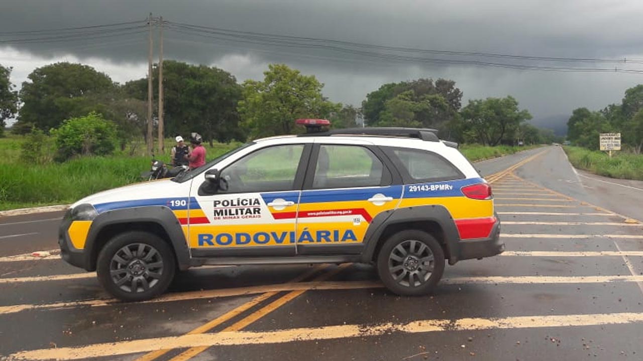 Polícia Militar prende motorista que teria assumido ter bebido 8 cervejas em João Pinheiro