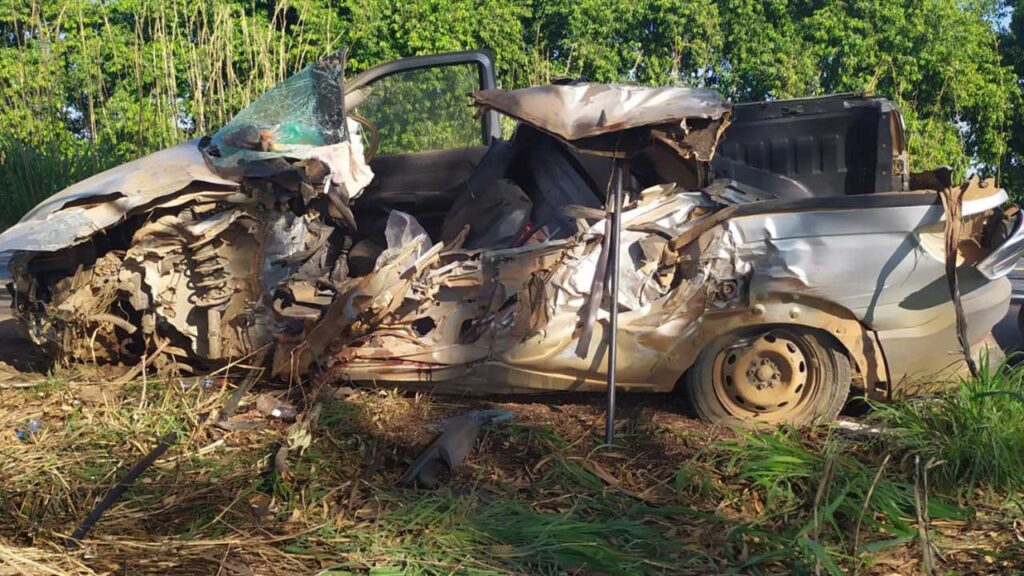 Motorista morre após grave acidente envolvendo carro e caminhão na BR-365 sentido a Varjão de Minas