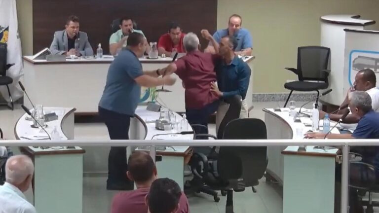 Eli Corrêa perde a linha durante reunião da câmara, chama prefeito de "vagabunda" e reunião é suspensa