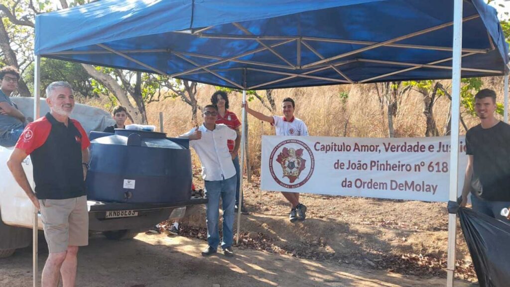 ovens DeMolays distribuem água a fiéis a caminho do Santuário de Nossa Senhora Aparecida em João Pinheiro