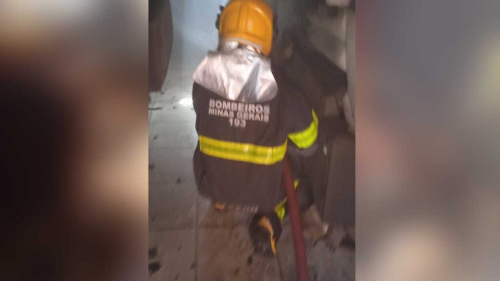 Corpo de Bombeiros combate princípio de incêndio em estofadora no bairro Papagaio em João Pinheiro