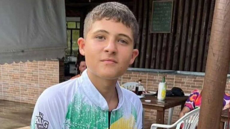 Adolescente de 12 anos morre eletrocutado ao pegar manga do pé em Três Marias
