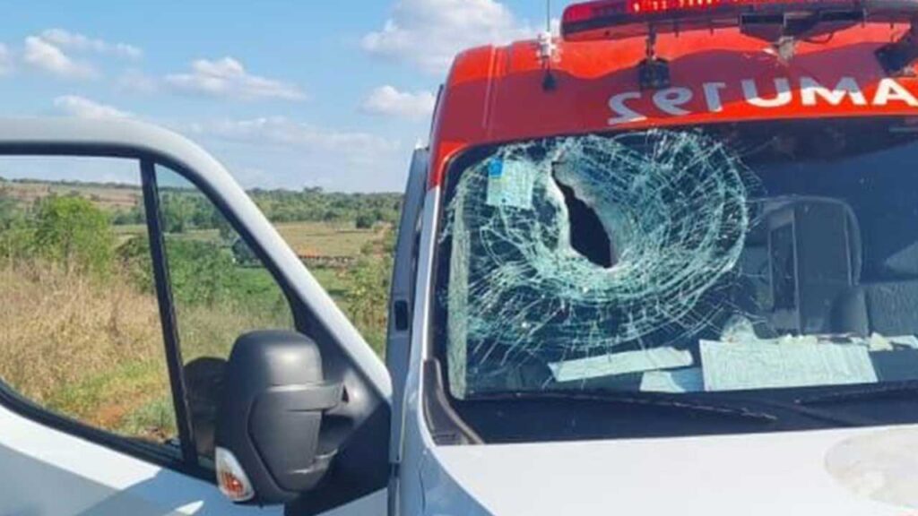 Ambulância do SAMU de João Pinheiro é atingida por lona de freio de carreta e enfermeiro fica ferido