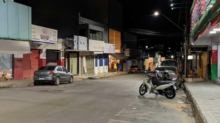 Polícia resgata criança deixada sozinha em apartamento prestes a cair da janela no Centro de João Pinheiro