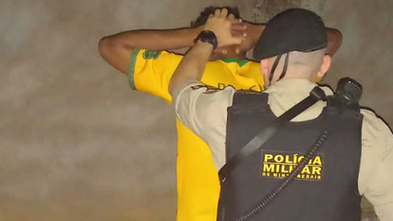 Polícia prende homem suspeito de furtar três luminárias no Centro de João Pinheiro